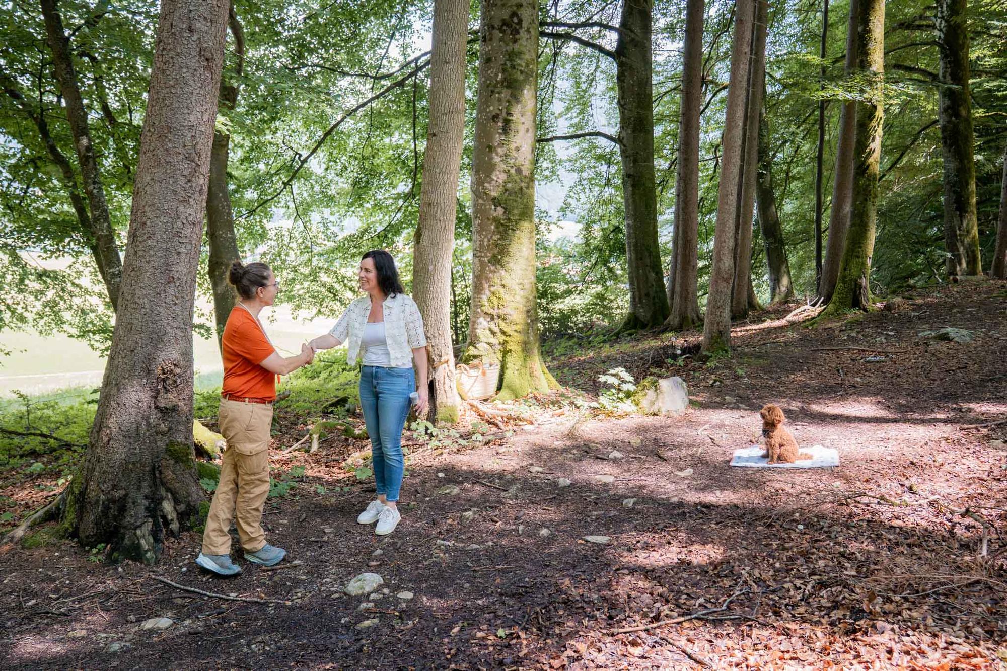 Beratungsgespräch vor der Hundeanschaffung im Wald bei Rottach-Egern