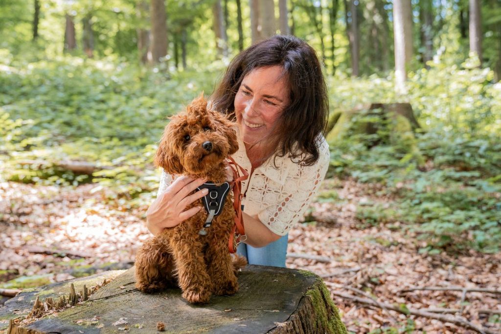 Auch die Größe will überlegt sein: Halterin mit ihrem kleinen Hund