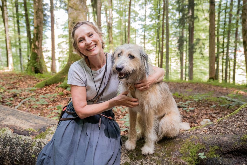 Hundehalterin mit ihrem Hund – ein Team, das zusammenpasst