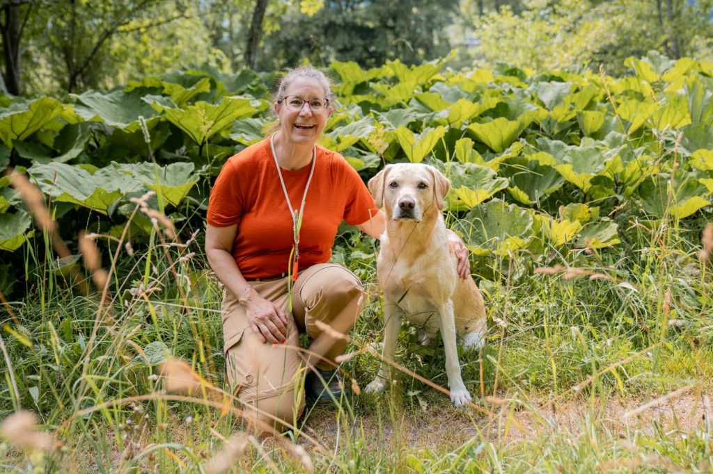 Corinna-Helen Wilhelm mit ihrem Labrador Luke im Grünen