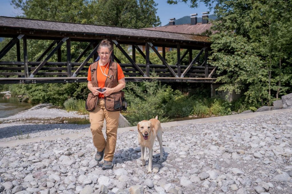Corinna-Helen Wilhelm und Labrador Luke beim Dummytraining am Fluss